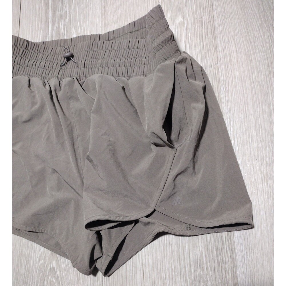 All In Motion - Size Med. Shorts - comfort and stretch - lightweight - Picture 5 of 6